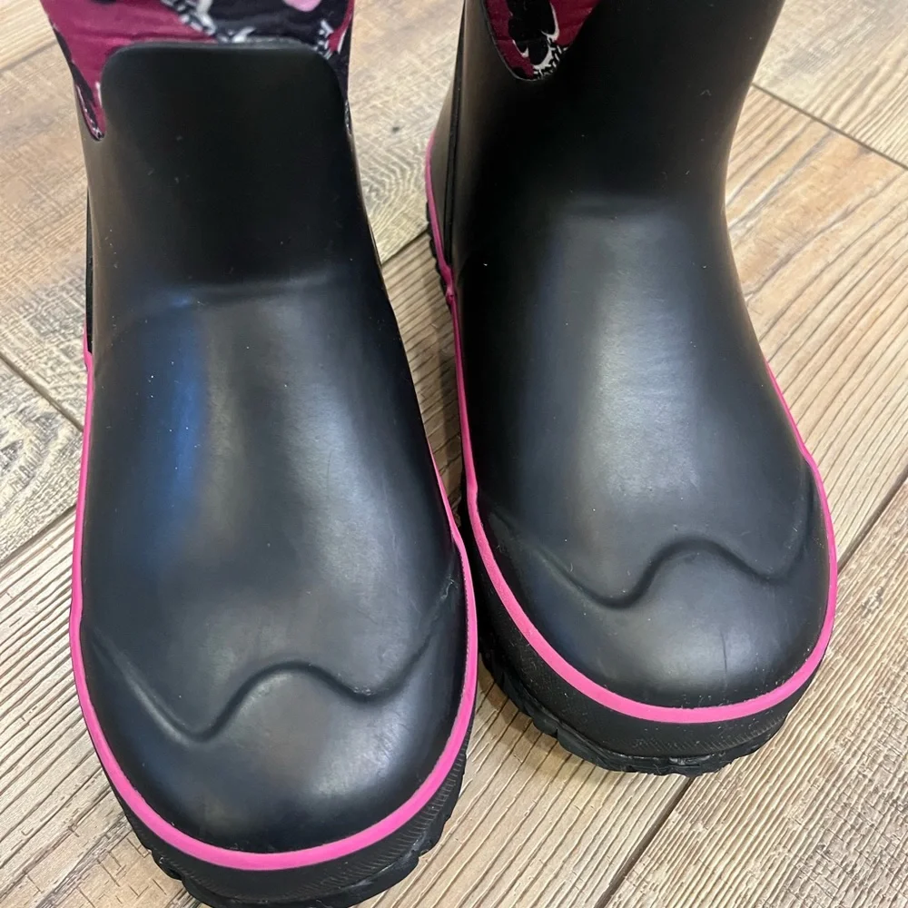 EUC BOG Boots Petal Floral print, Black and Pink Waterproof rain/snow, Size 2